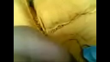Жопастая девка принимает хуй помеж доек во время домашнего траха