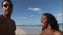 Молодая загорелая девушка онанирует на солнечном пляже